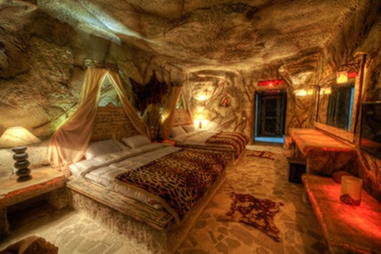 slapen-in-een-echte-grot