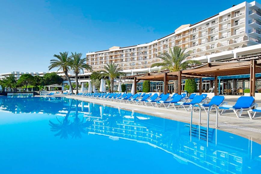 www-cz-hotels-43-70-1329-grecja-rodos-helea-family-beach-resort-widok-na-basen-i-hotel