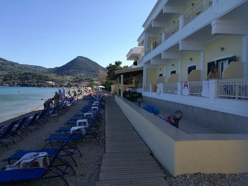 hotellet-ligger-pa-stranden